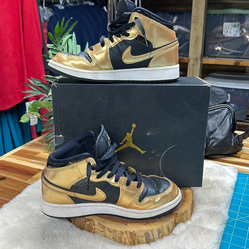 Air Jordan‎ 1 Mid SE GS 'Metallic Gold Black